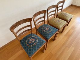 4 klassisch-schöne Retro-Stühle mit Stickerei (Vintage)