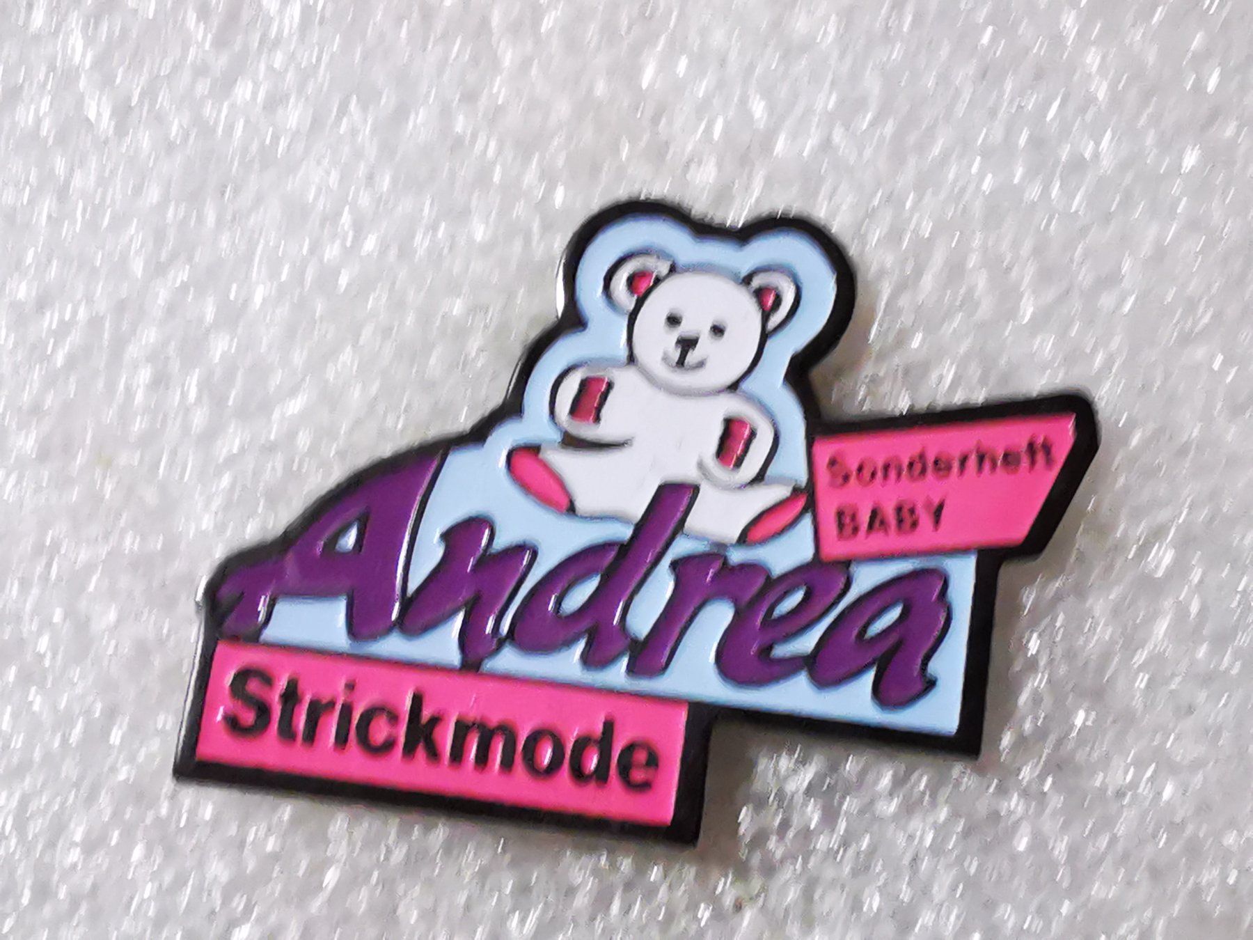 Plaketten & Abzeichen: Ansteckpin 159: Andrea Strickmode – Gebraucht aus Oppligen von Pin-Fall-Shop