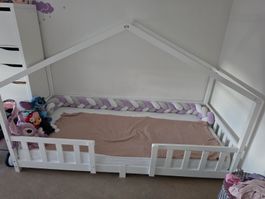Kinderbett Treviolo / Hausbett inkl. Matratze + 2 neue Leint