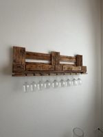 Wein oder Whiskyregal aus Holz mit Glashalter