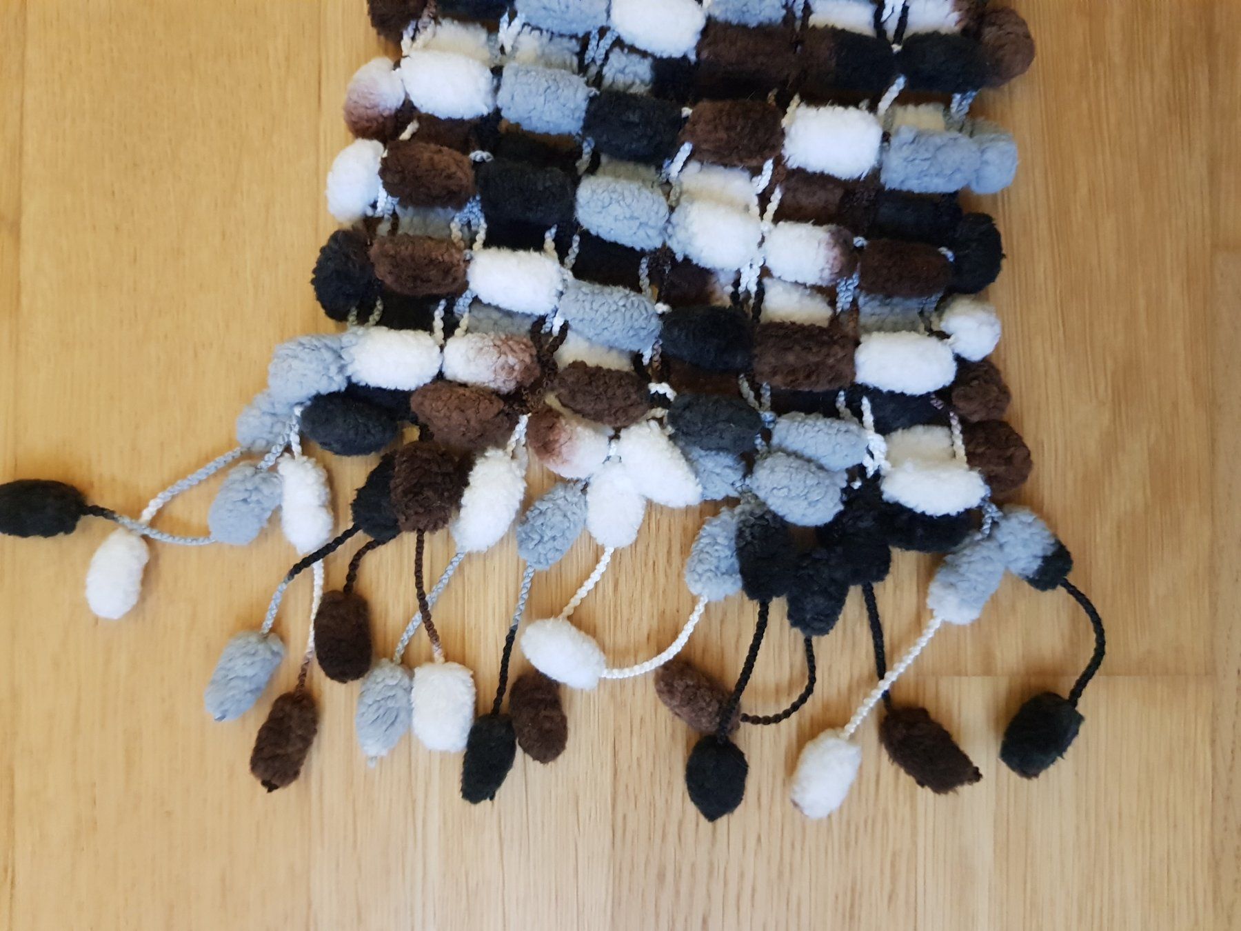 Foulard & Sciarpe: Schal, mit grossen Bommeln, grau-braun – Usato da Liestal venduto da corneb 1
