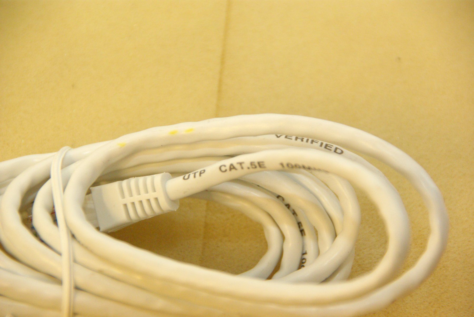 Cavi: Netzwerkkabel mit CAT.5E, weiss - 2m – Nuovo (secondo la descrizione) da Herisau venduto da Cevianer1844 1