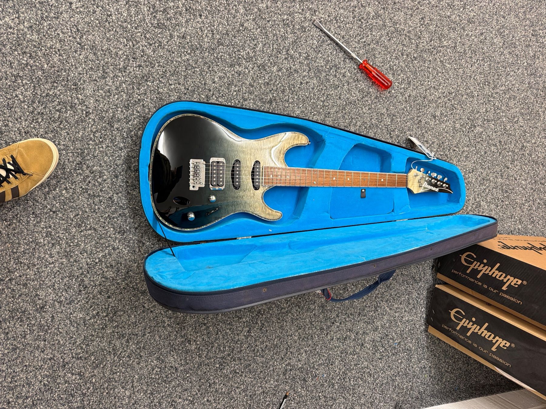 Instruments de musique: alter E-Gitarrenkoffer mit Stoff Hülle – D'occasion à Niederhasli par Musikhaus-Ammann 2