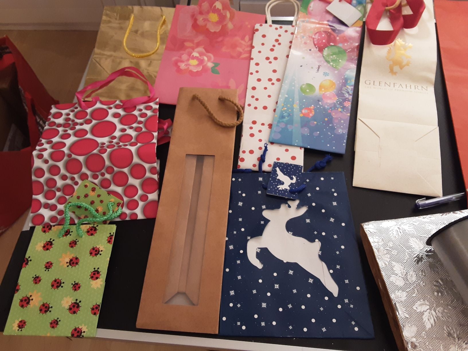 Papier: Geschenkpapier, Schleifen, Säckli, karton voll – Neuf (Voir description) à wolfhalden par 46464646 5