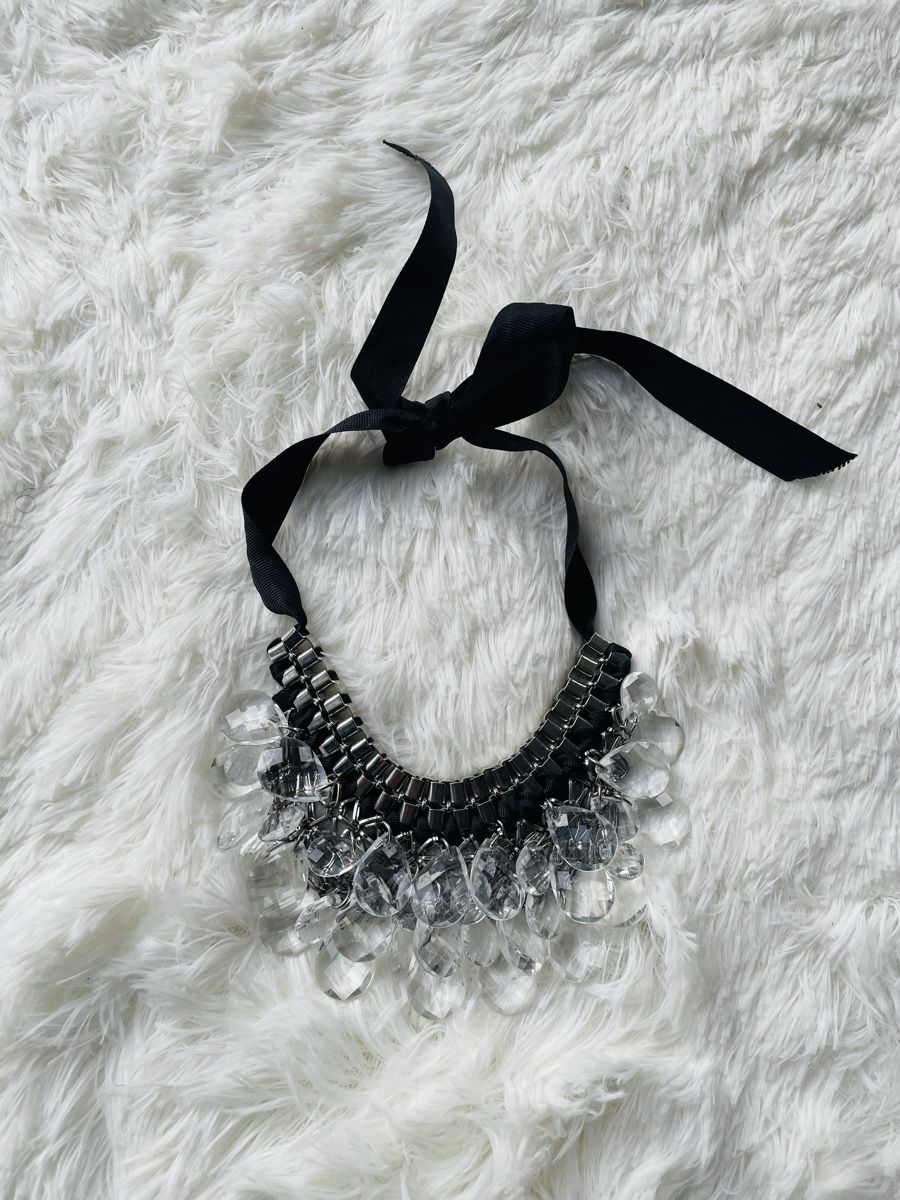Catenine: COLLIER PLASTRON RUBAN NOIR ET PERLES – Usato da Lausanne venduto da mau_6tnl 1