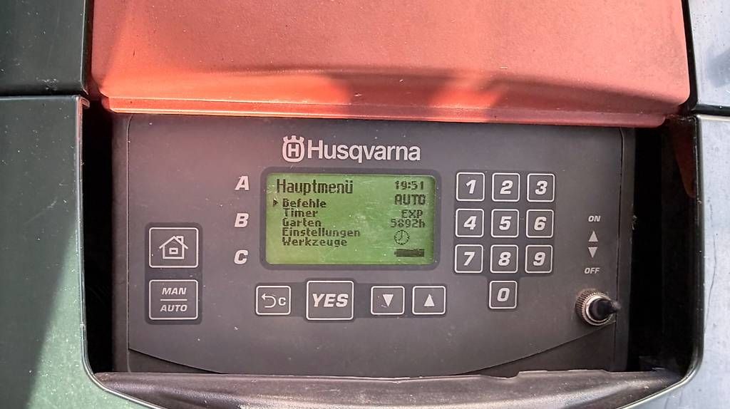 Tagliaerba: Mähroboter auto mower AC 220 Husquarna – Usato da Hombrechtikon venduto da Airbus-350 4