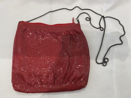 Rote Metallic-Handtasche mit Kette neuwertig