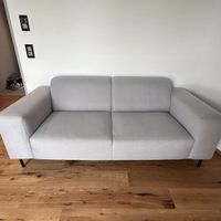 Sofa 2-Sitzer hellgrau Stoffbezug guter Zustand
