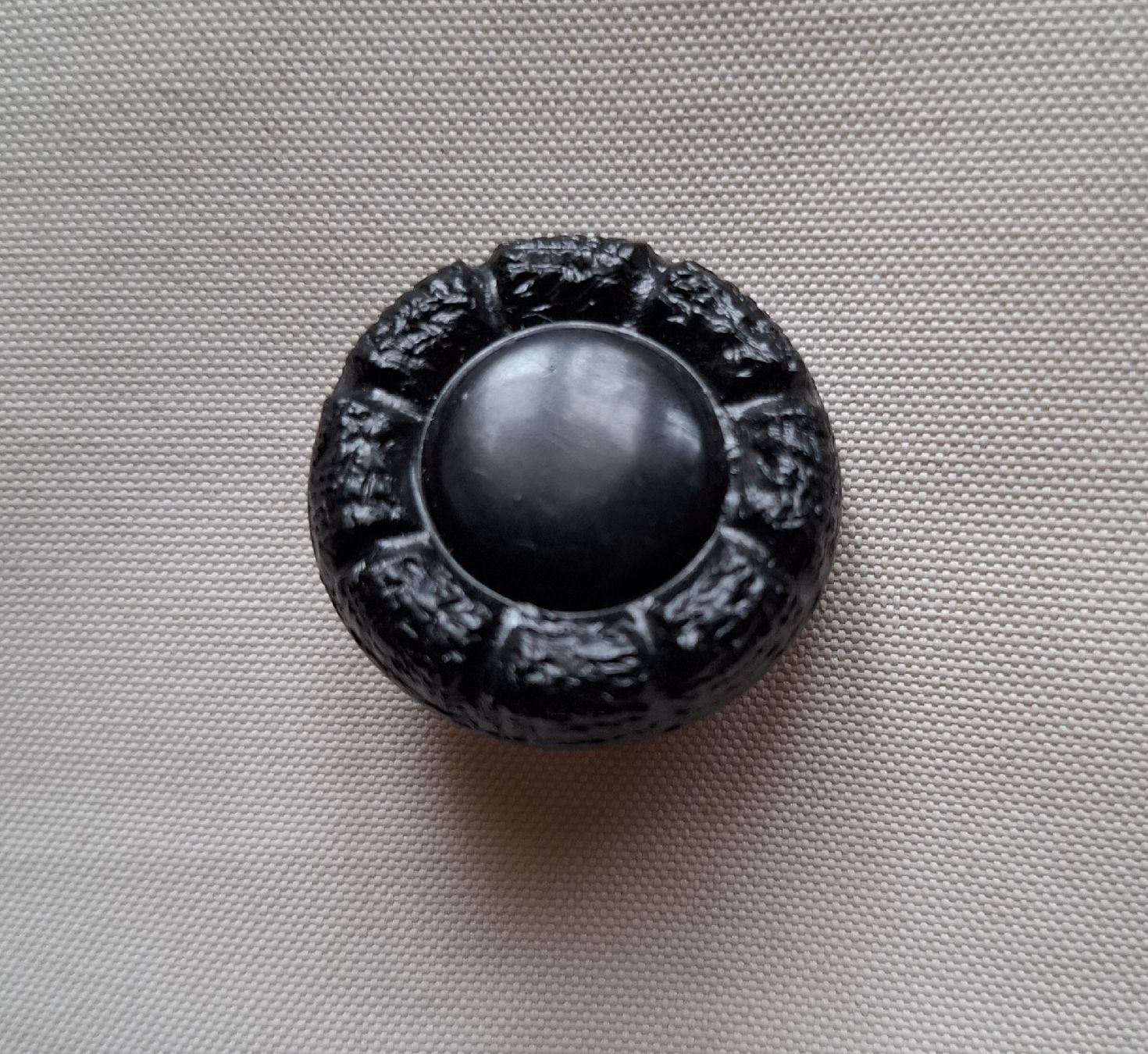 Bottoni: Schwarzer Blumen Knopf. 28 mm. – Usato da Dietikon venduto da Hirschkopf 6