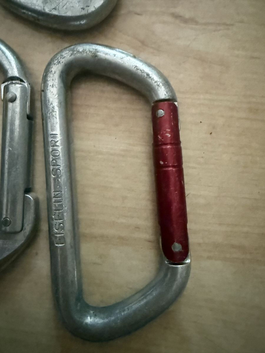 Attrezzatura da arrampicata: Climbing Carabiners Set Used Condition Various Brands – Usato da Zürich venduto da Vma_reuse 1