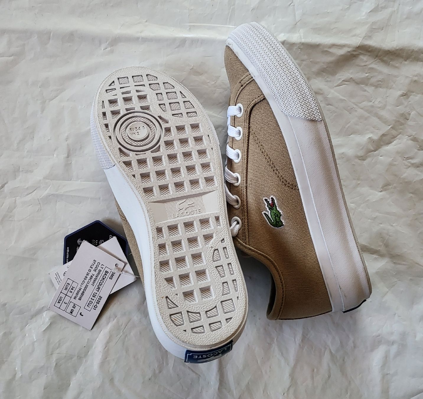 Lacoste Scarpe per ragazze: Lacoste Baskets beiges, taille 34.5, neuf avec étiquette – Nuovo (secondo la descrizione) da Niedergösgen venduto da Eva2410 4