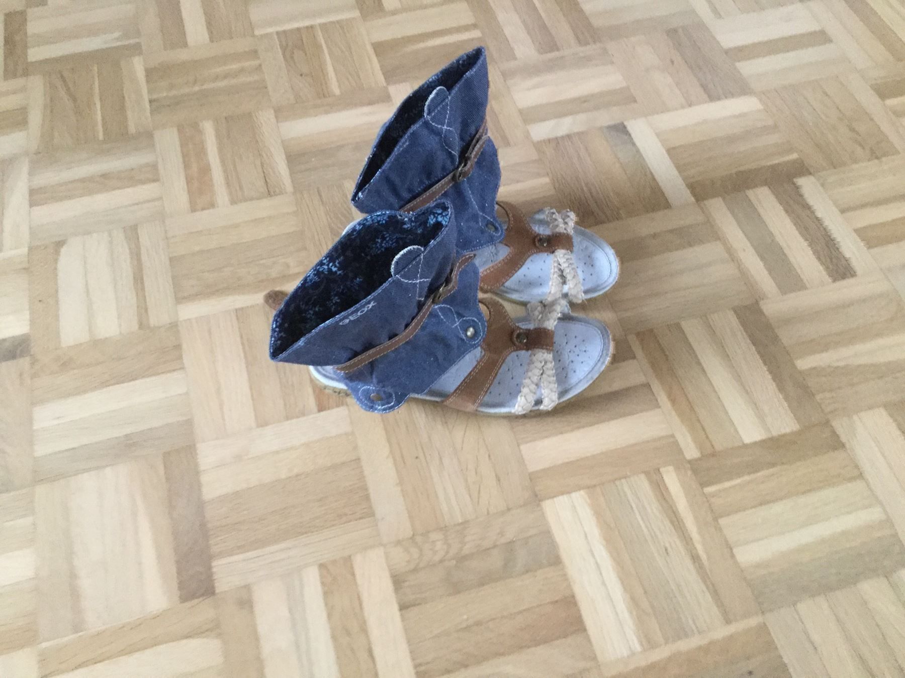 Geox Chaussures filles: Lässige Sandalen mit Jeans-Stoff – D'occasion à Horw par Benny017 2