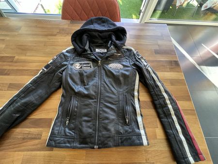 Lederjacke Max schwarz rot mit Kapuze Grösse S gebraucht
