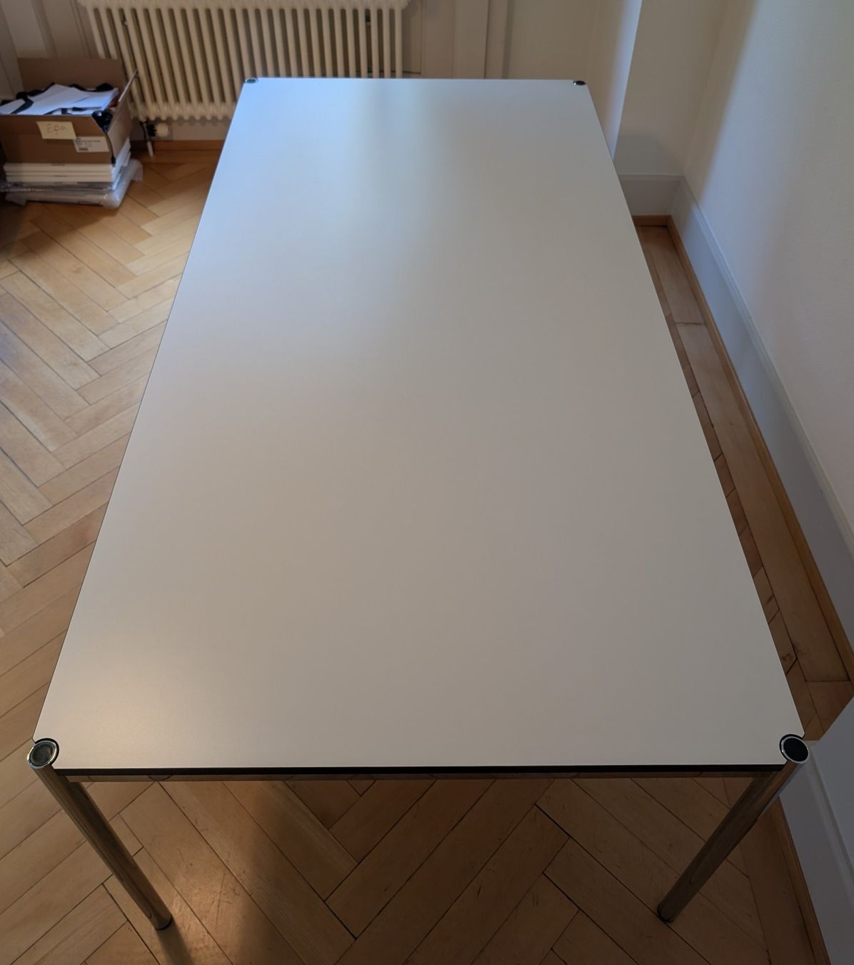 USM Bureaux: Tisch USM Haller, 2x1m, hellgrau – D'occasion à Zürich par eli_yv5l 2