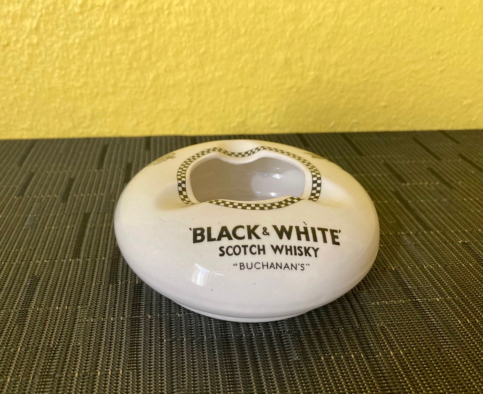 Aschenbecher: Aschenbecher Black & White Whisky Hunde – Gebraucht aus Zürich von cornetto55 2
