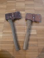 2x alte Schweizer Militärbeile mit Lederschutz