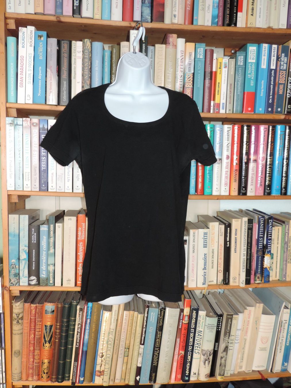 T-shirt: t-shirt stretch noir – Usato da Genève venduto da Axelle333 3