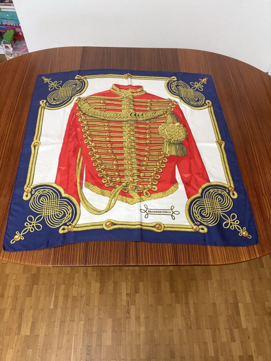 Hermès Foulards & écharpes: Foulard Hermès avec boite – D'occasion à petit lancy par FerreiraLuis