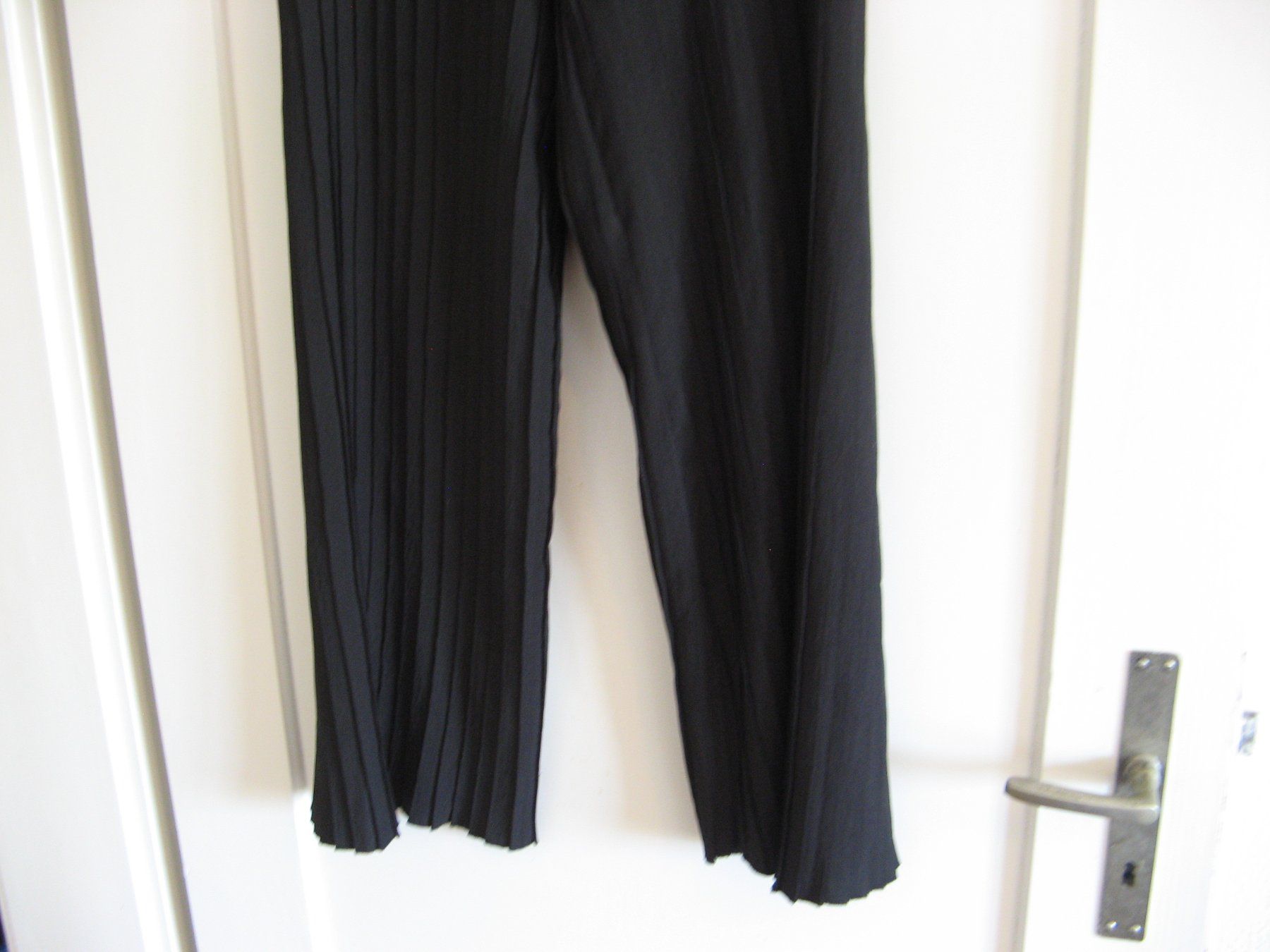 Zara Pantaloni: schwarze Falten Hose Gr. M Zara – Usato da Zürich venduto da apil 2