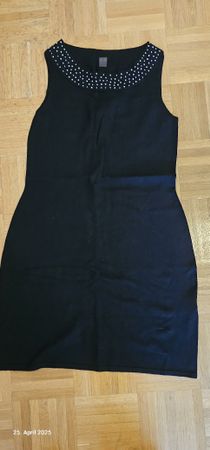 Elegantes, kleines Schwarzes mit Steinen