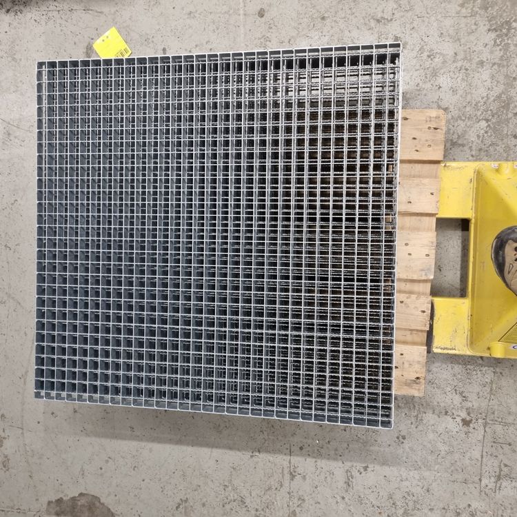 Gitter Rost (Neu (gemäss Beschreibung)) in Rothrist für CHF 150 – nur ...