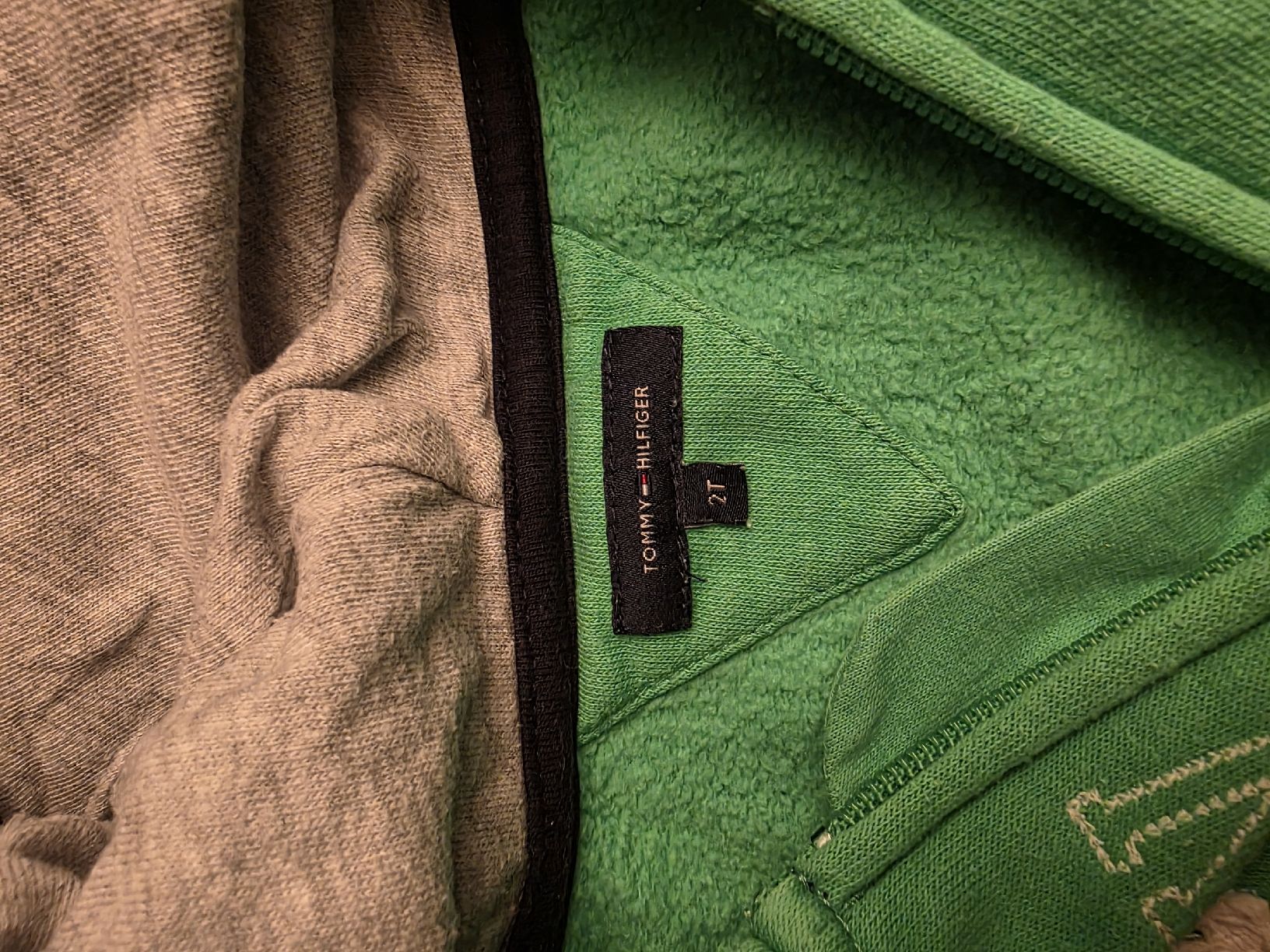 Tommy Hilfiger Maglioni & Felpe: Kapuzenpullover Tommy Hilfiger Grösse 92 – Usato da Zürich venduto da Allek 2