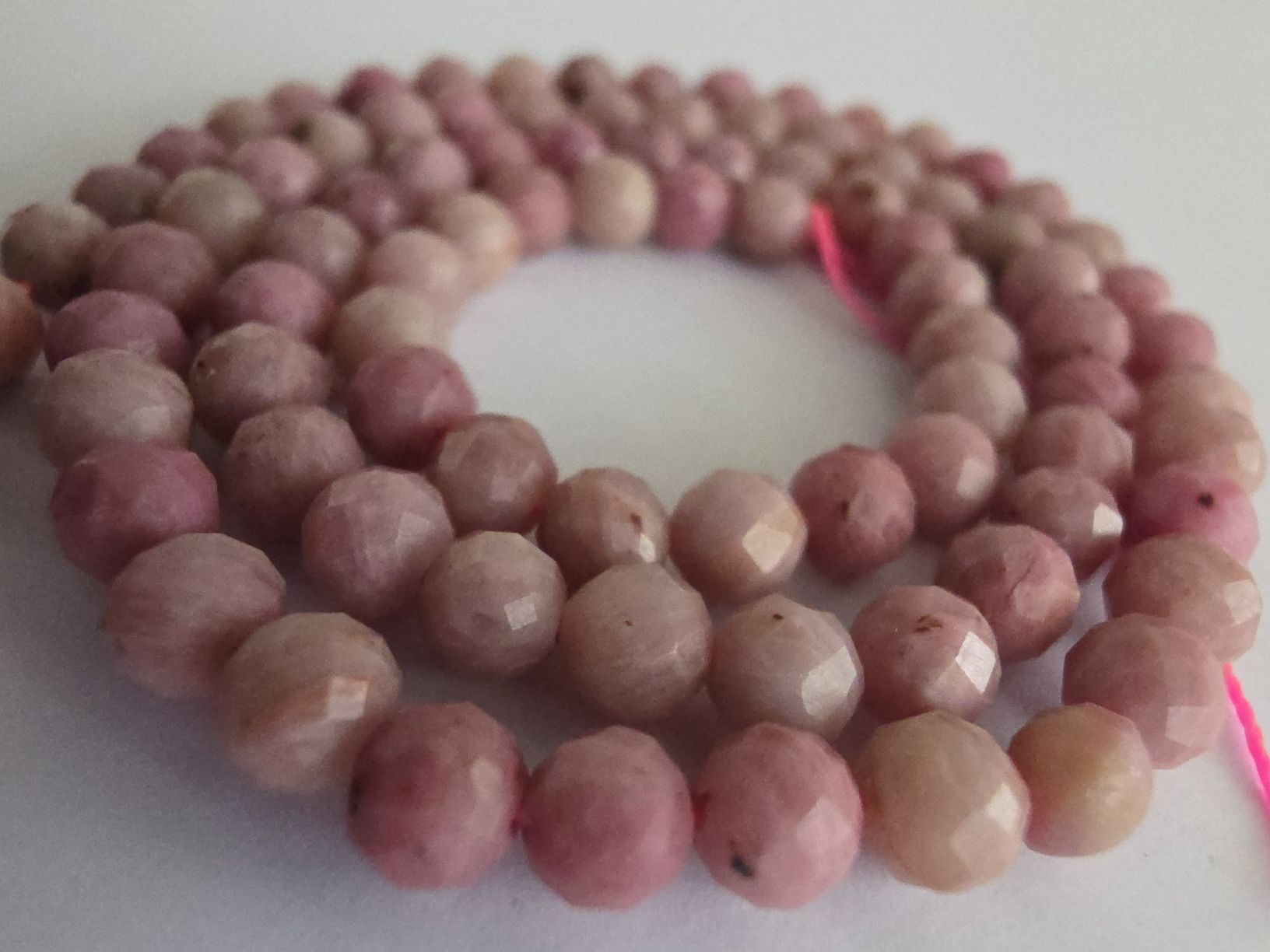 Minerali & Pietre curative: Rhodonit facettiert ca.4mm. Strang – Nuovo e nell'imballaggio originale da Menziken venduto da Mirager 2