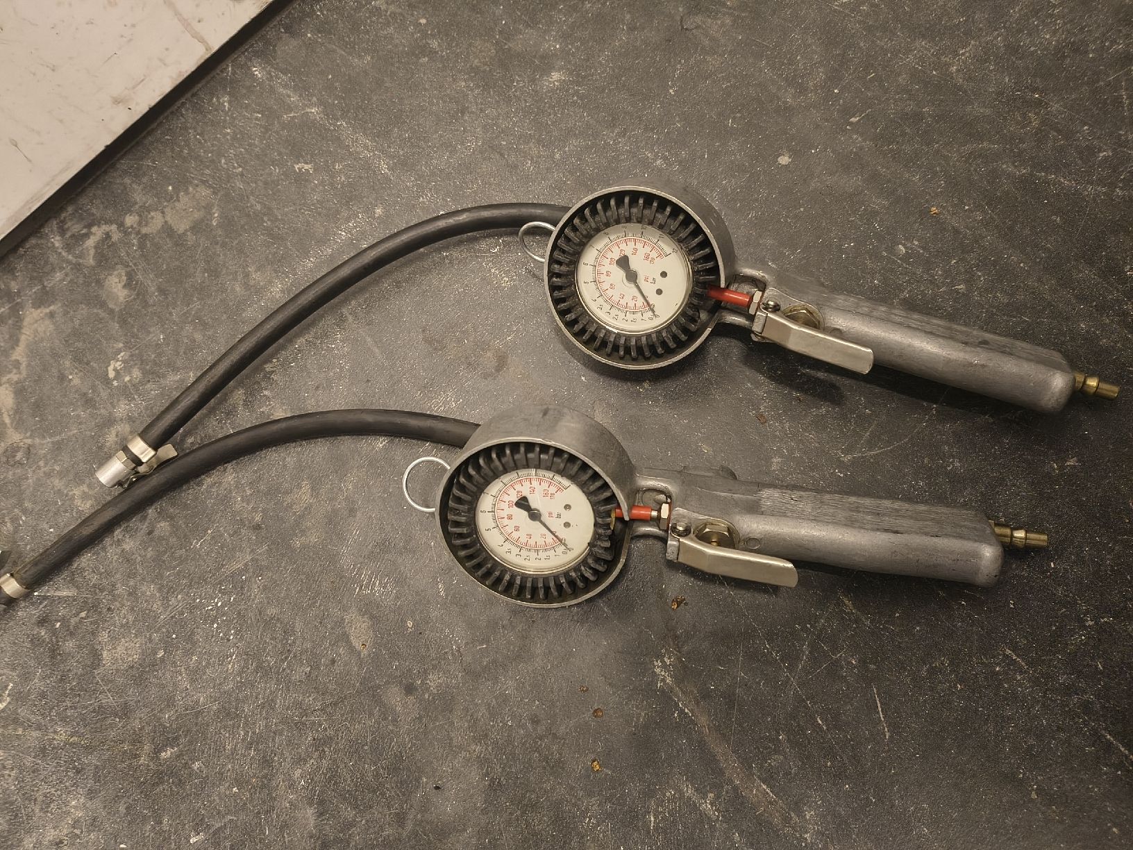 Misurare: Set mit 2 Pirelli-Reifendruckmessern – Usato da Othmarsingen venduto da geo_c2m6