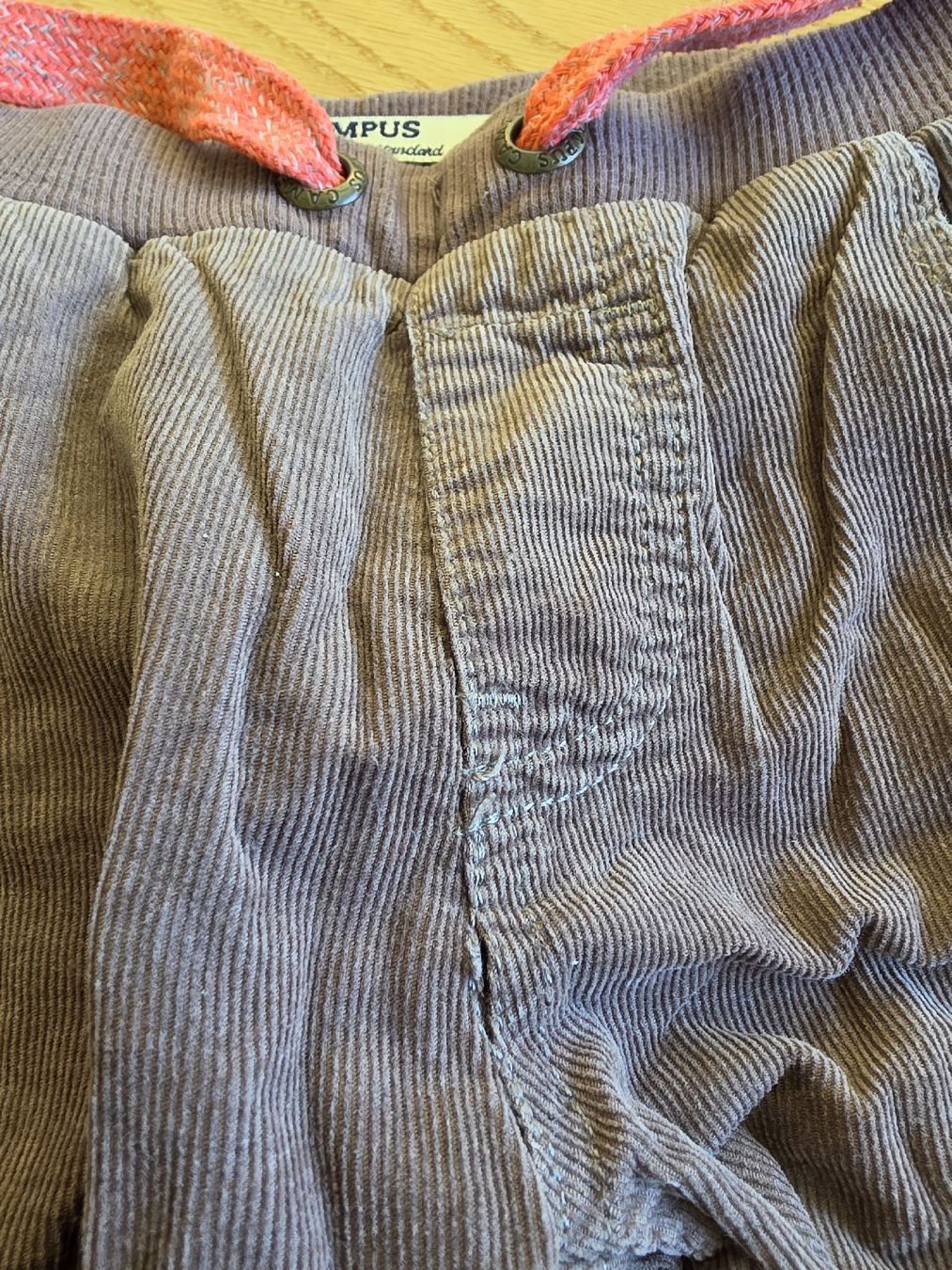 Pantaloni: Cordhose braun 104 elastischer Bund  – Usato da Bergdietikon venduto da Staphylococcus 4