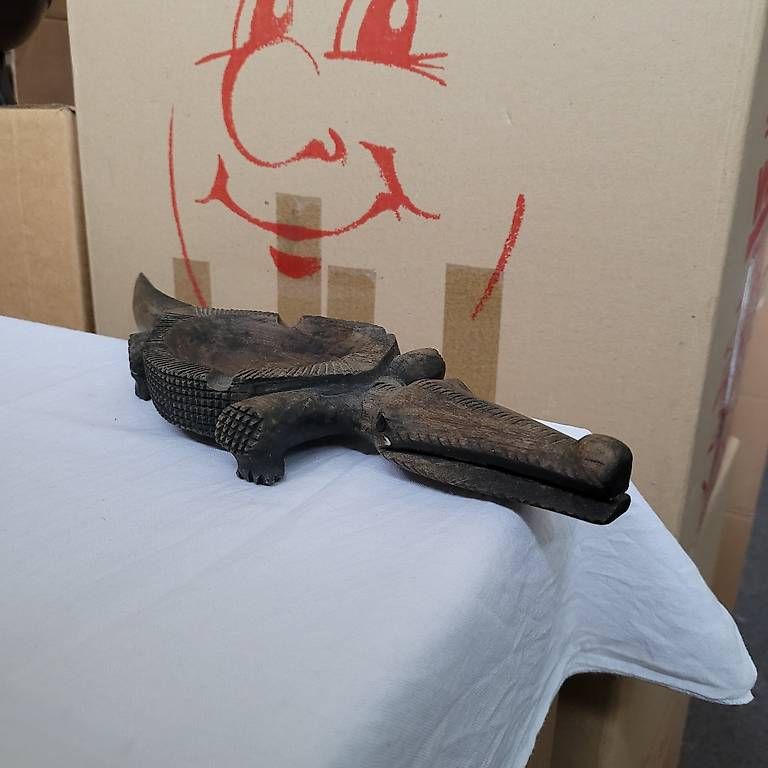 Tutte le decorazioni: Holztablett mit Figur  Handarbeit  rustikale Ethno Deko – Usato da Berneck venduto da Kyraschefi 1