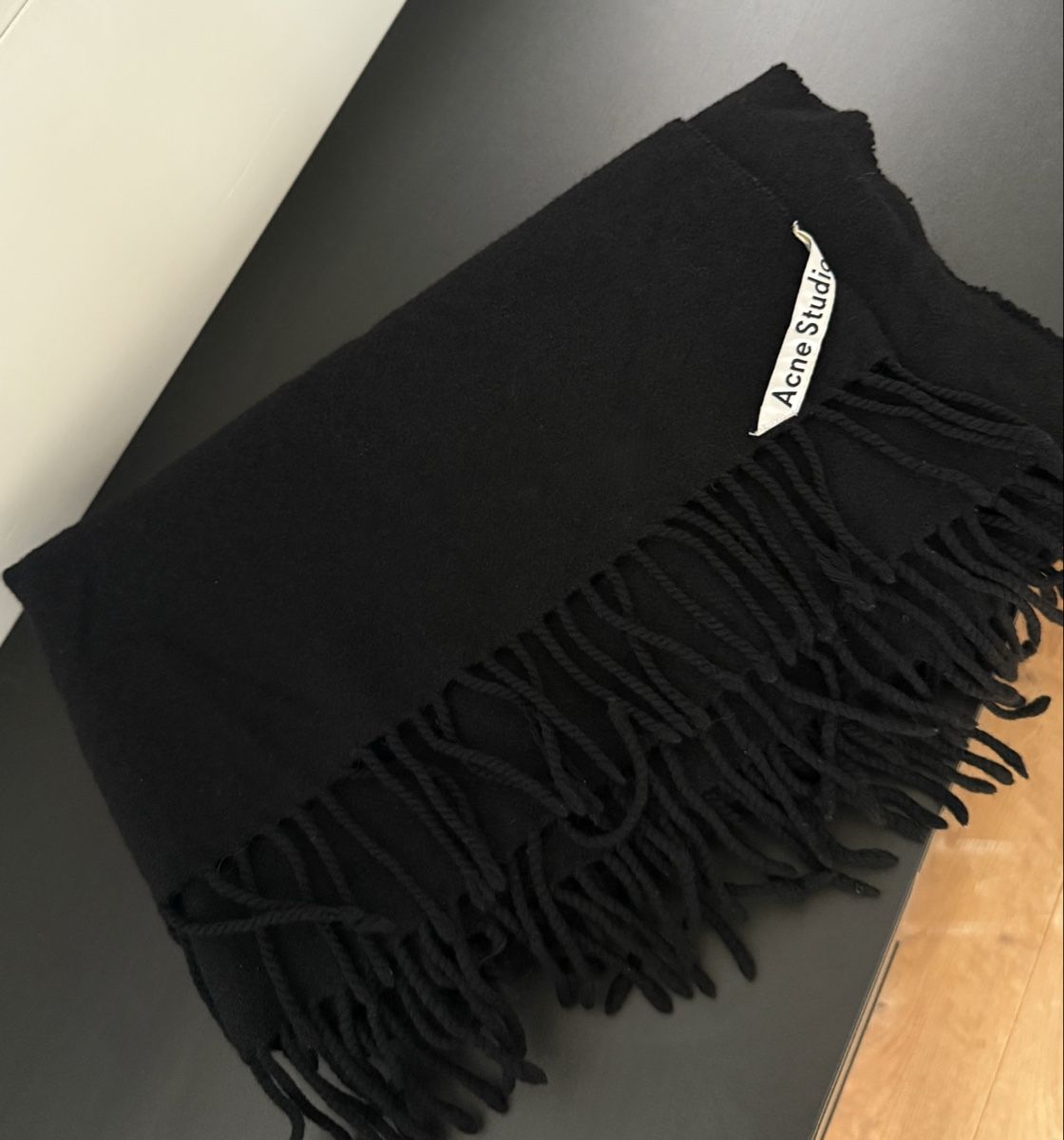 Acne Studios Foulards & écharpes: Acne Studios Oversized Wool Scarf / Shawl - Schwarz – D'occasion à Zürich par ang_thj9 1