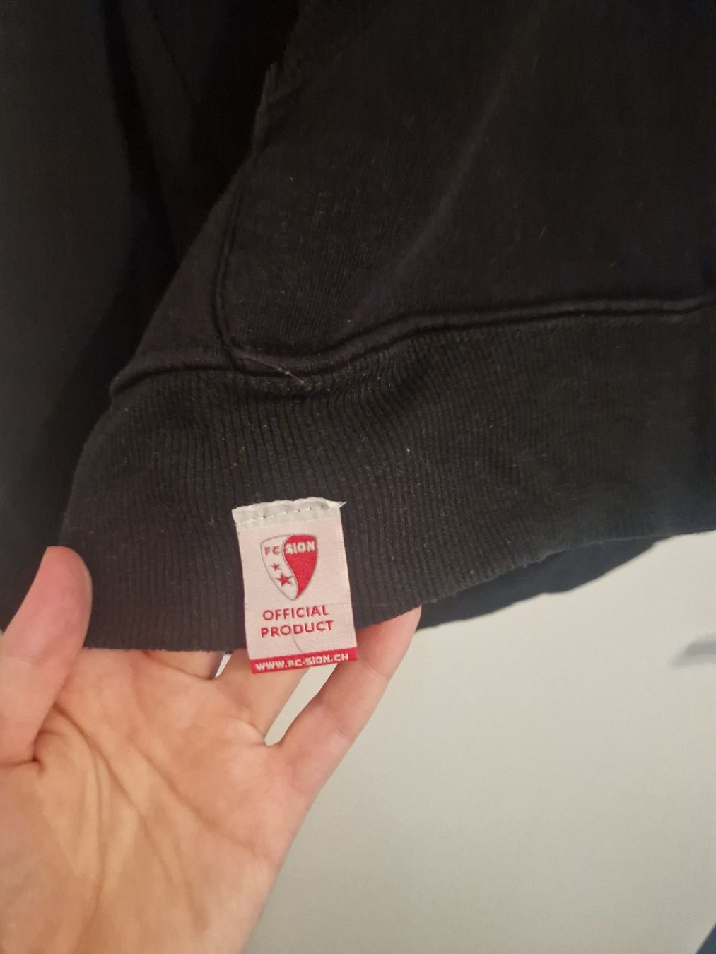 Pullover & Sweatshirts: FC Sion Schwarz Kapuzenpullover mit Reissverschluss Grösse L – Gebraucht aus Schenkon von Eti94 1