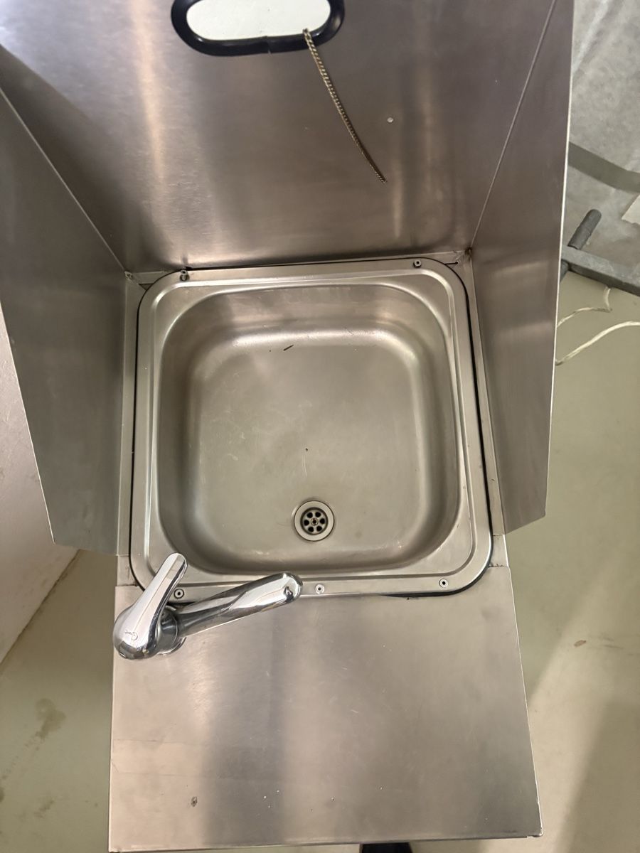Spülbecken & Waschbecken: Mobiler Handwaschplatz – Gebraucht aus Zürich von Kekas 1