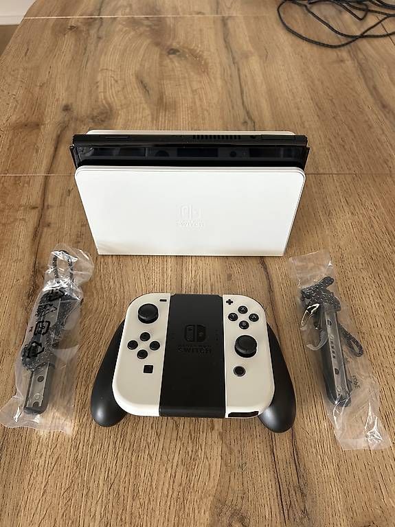 Nintendo Console: Nintendo Switch OLED Weiss, Garantie + Spiel – Nuovo (secondo la descrizione) da Arlesheim venduto da ram_lmj8 3