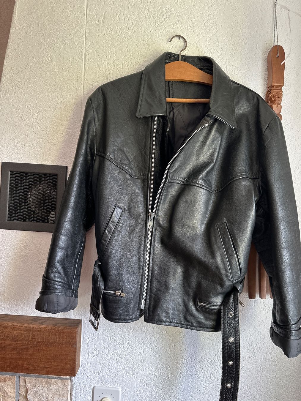 Jacken: Schwarze Lederjacke, Grösse L; No Name; Echt Leder – Gebraucht aus Hinwil von Wutu 1