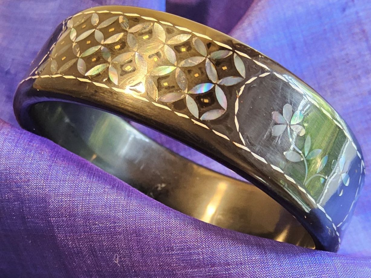 Armbänder & -reifen: Alter Handmade schwarzer Lack Perlmutt Armreif, China – Gebraucht aus Zürich von SciTec 4