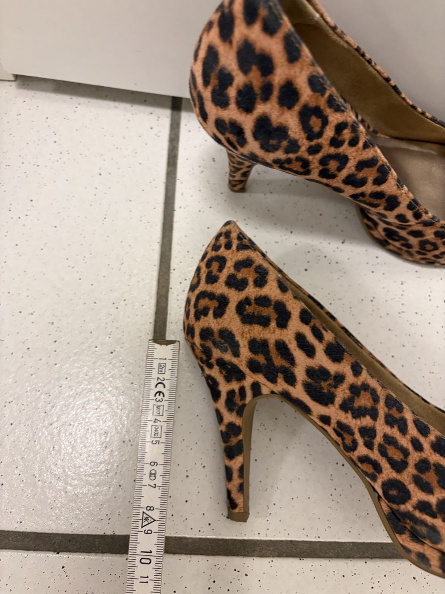 Tamaris Scarpe da donna: Tamaris Pumps Leo-Muster Grösse 38 gebraucht – Usato da Urdorf venduto da worldaround 2