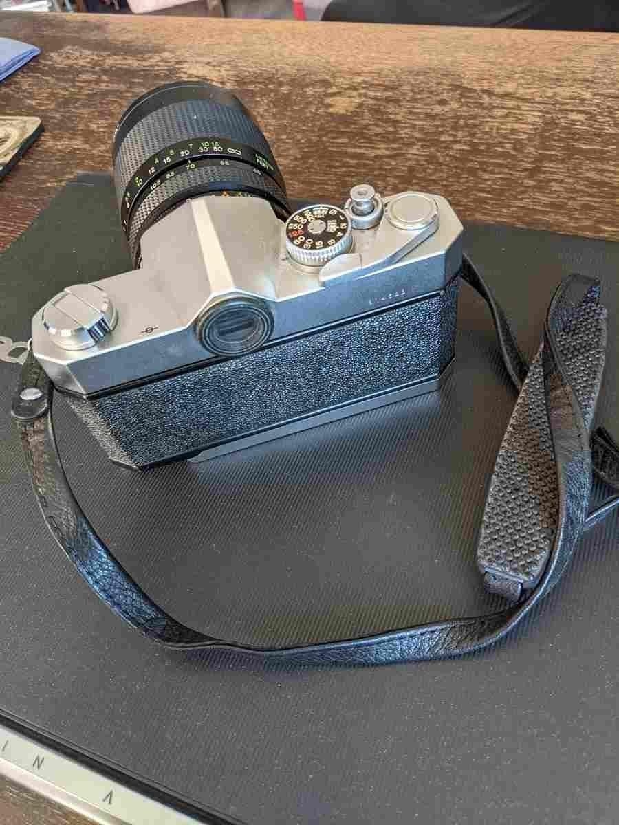 Konica Fotocamera: Konica Autoreflex T mit Vivitar 35 - 105 – Usato da Russikon venduto da Toni39 1