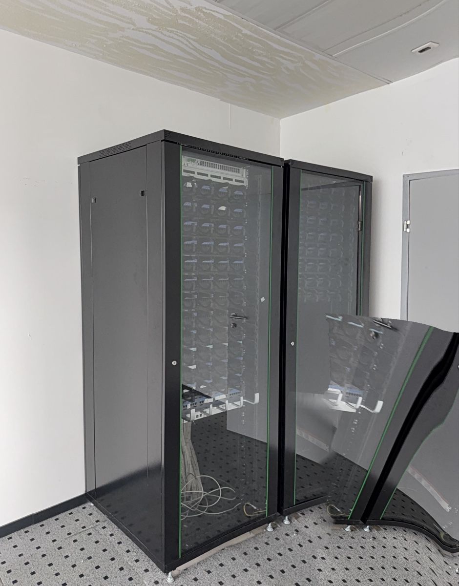 Server Rack Cabinet - Used, Great Condition, Black Metal (Gebraucht) in ...