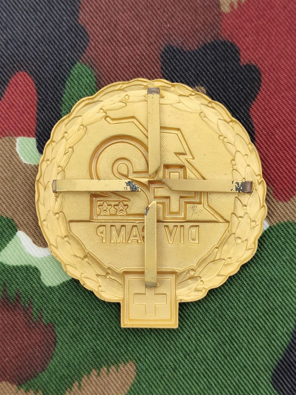Placchette & Badge: Béretemblem Felddivision 2 Goldkranz V1 – Usato da Bauma venduto da SwissMilitaria 1