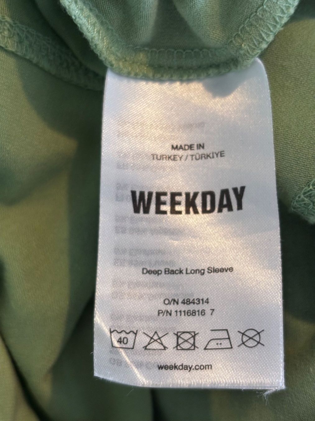 Weekday T-shirts: WEEKDAY "DEEP BACK LONG SLEEVE" Gr. M – D'occasion à Zürich par missmodernage 6