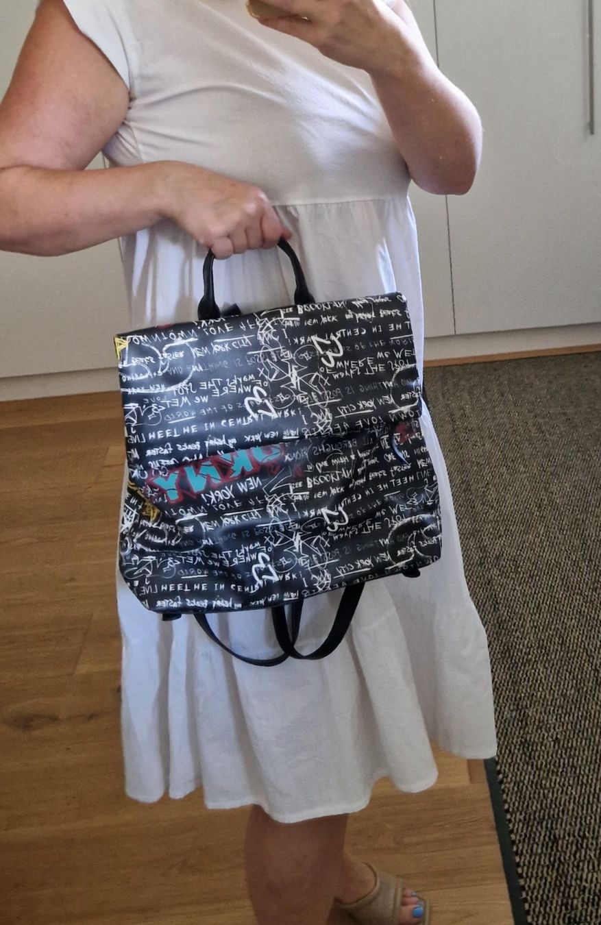 DKNY Rucksäcke: DKNY Graffiti Rucksack schwarz neuwertig – Neu (gemäss Beschreibung) aus Erlinsbach SO von ULIKH 2