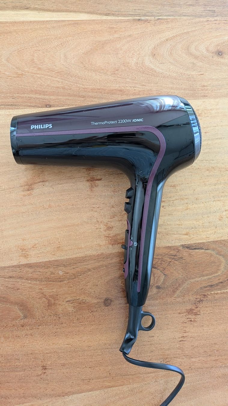 Philips Föhn: Philips Haartrockner ThermoProtect 2200W Ionic – Gebraucht aus Aarau von Calinclein