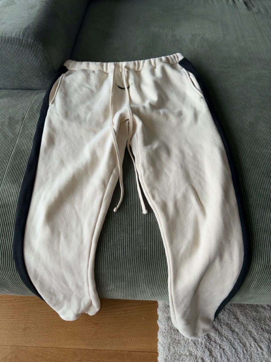 Fear of God Pantalons: FOG Essentials Sweatpants off-white dark stripe size – D'occasion à Worblaufen par sja_9y6v