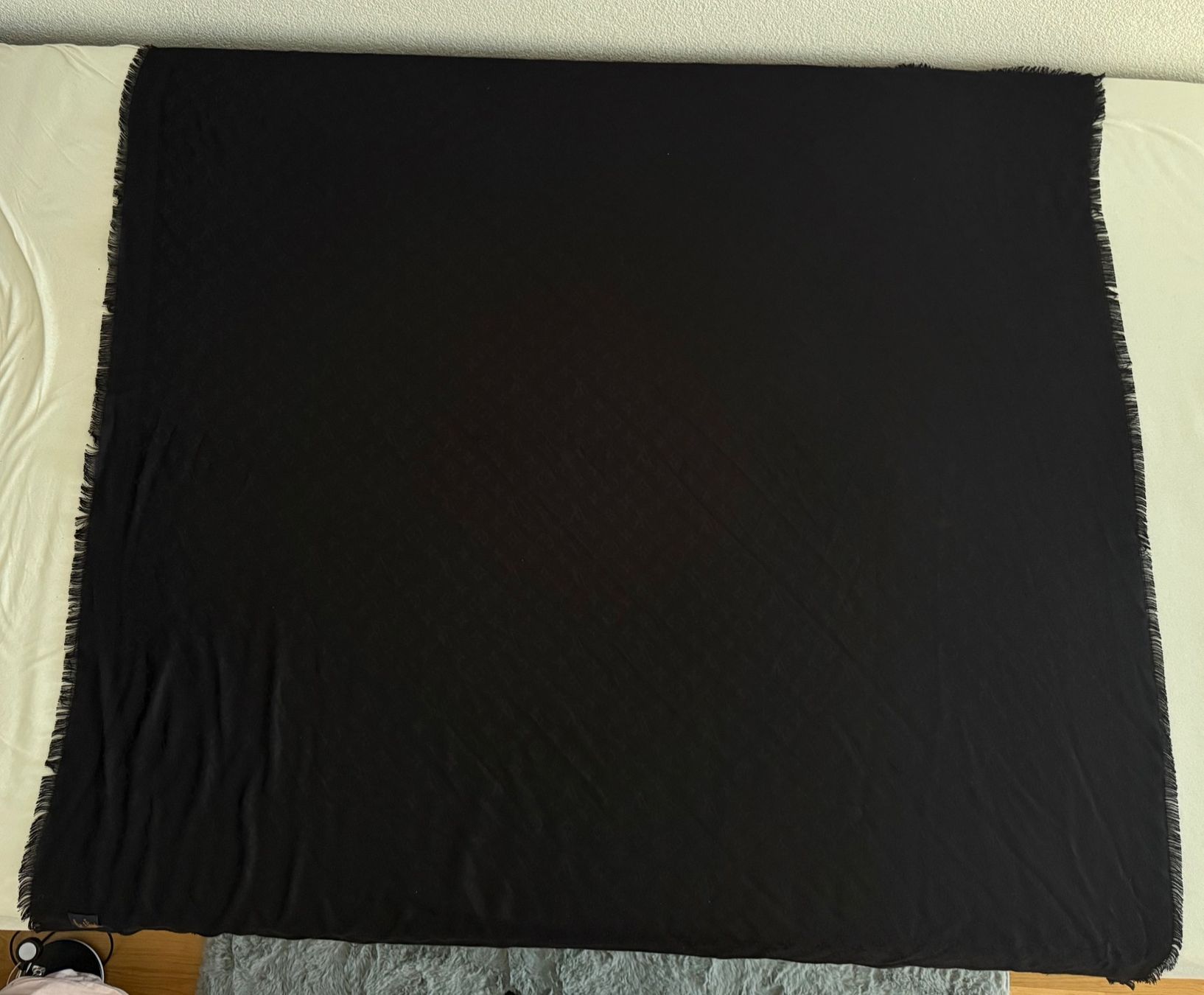 Louis Vuitton Foulards & écharpes: Louis Vuitton - Châle Monogram noir - Authentique – D'occasion à Mont-sur-Lausanne par Carolaneloisel