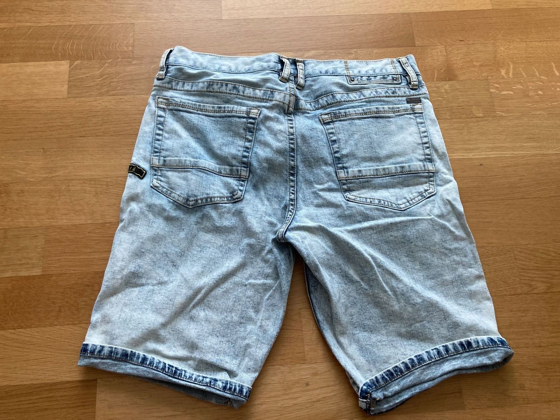 Guess Jeans: (C-E) Guess kurze Jeans 40 – Usato da Jonen venduto da Sevenb 1
