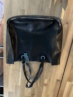 Schwarze Handtasche!