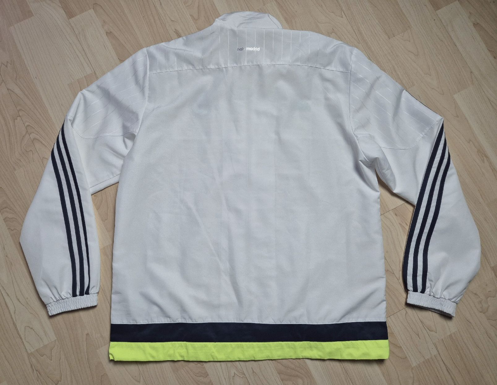 Adidas Giacche: Adidas 15/16 Real Madrid Jacke Grösse M oder L – Nuovo (secondo la descrizione) da St. Gallen venduto da CaliSunshine 1
