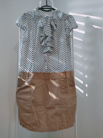 Originales Kleid mit schwarzen Punkten als Muster