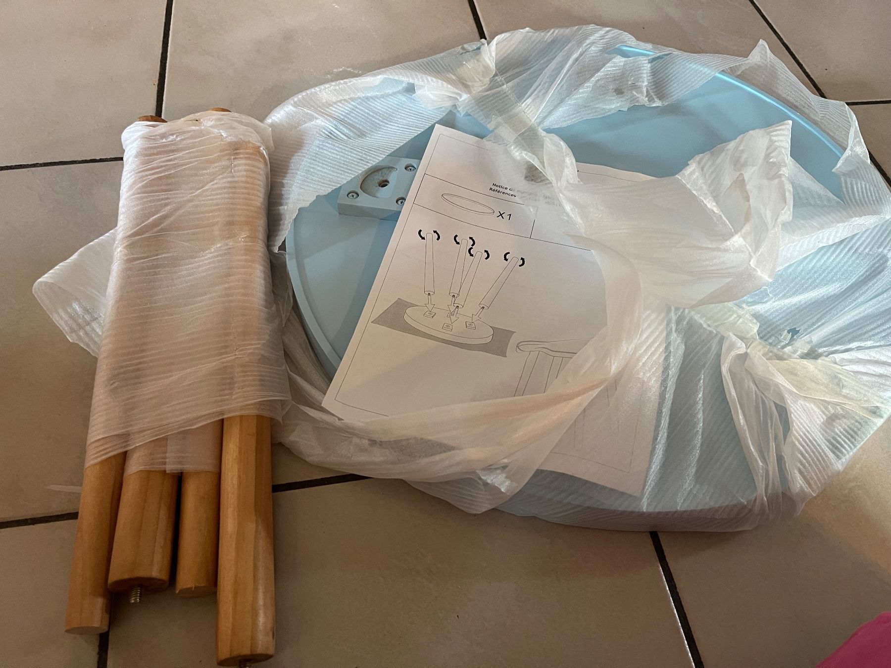Tische: Petit table plateau rond bleu clair neuve – Neu und originalverpackt aus Porrentruy von Madamebovary